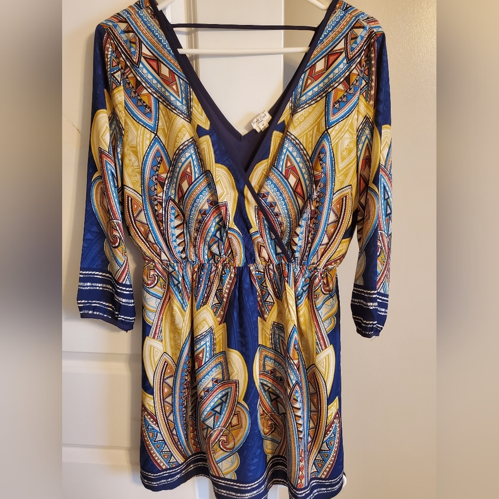 Patterned mini boutique v-neck dress. Size medium. Never worn.